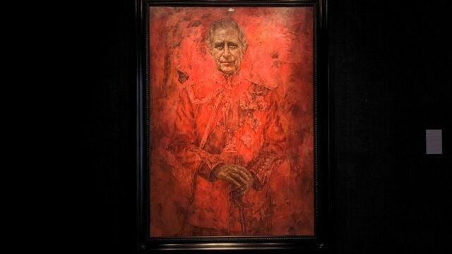 El primer retrato oficial del rey británico, Carlos III, realizado por el retratista Jonathan Yeo, donde se ve al monarca vestido y envuelto en rojo, del uniforme de los Guardias Galeses con el que fue nombrado su coronel en 1975, está expuesto al público en la galería londinense Philip Mould hasta el 14 de junio. 