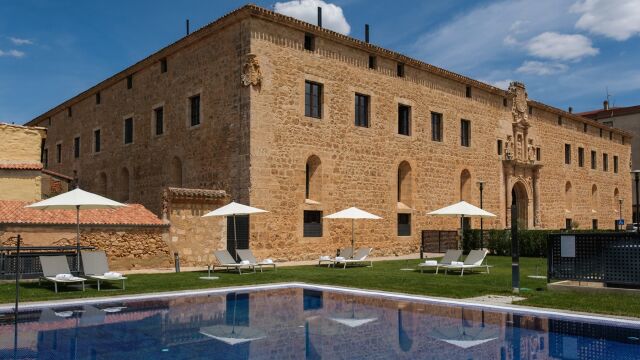 Fachada del edificio renacentista donde se encuentra el hotel balneario con la piscina exterior