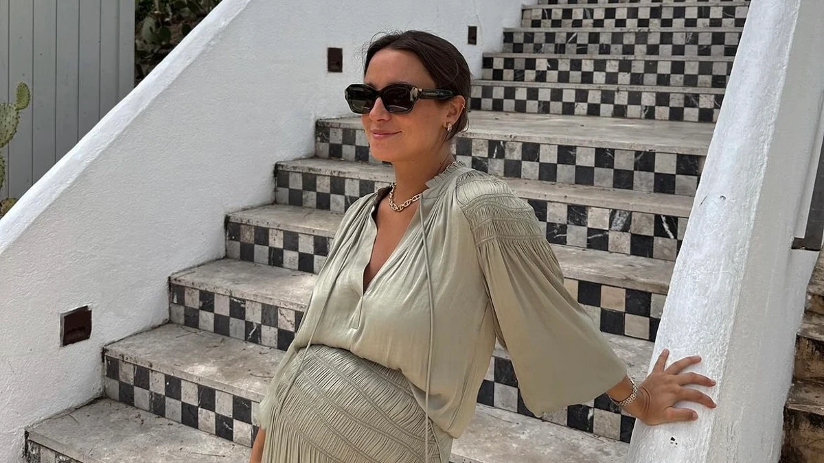 Tanto si estás embarazada como si no, el conjunto de Marta Pombo de falda midi y blusa satinada te salvará en más de una ocasión