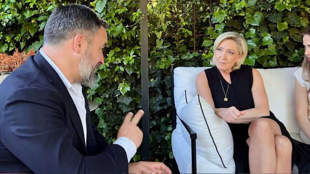 El líder de Vox, Santiago Abascal, reunido, hoy, con la presidenta de Agrupación Nacional, Marine Le Pen