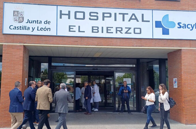 Suárez-Quiñones visita a los heridos en el Hospital de El Bierzo