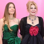 Tita Cervera recibe el premio 'Women in art' arropada por su hija Carmen