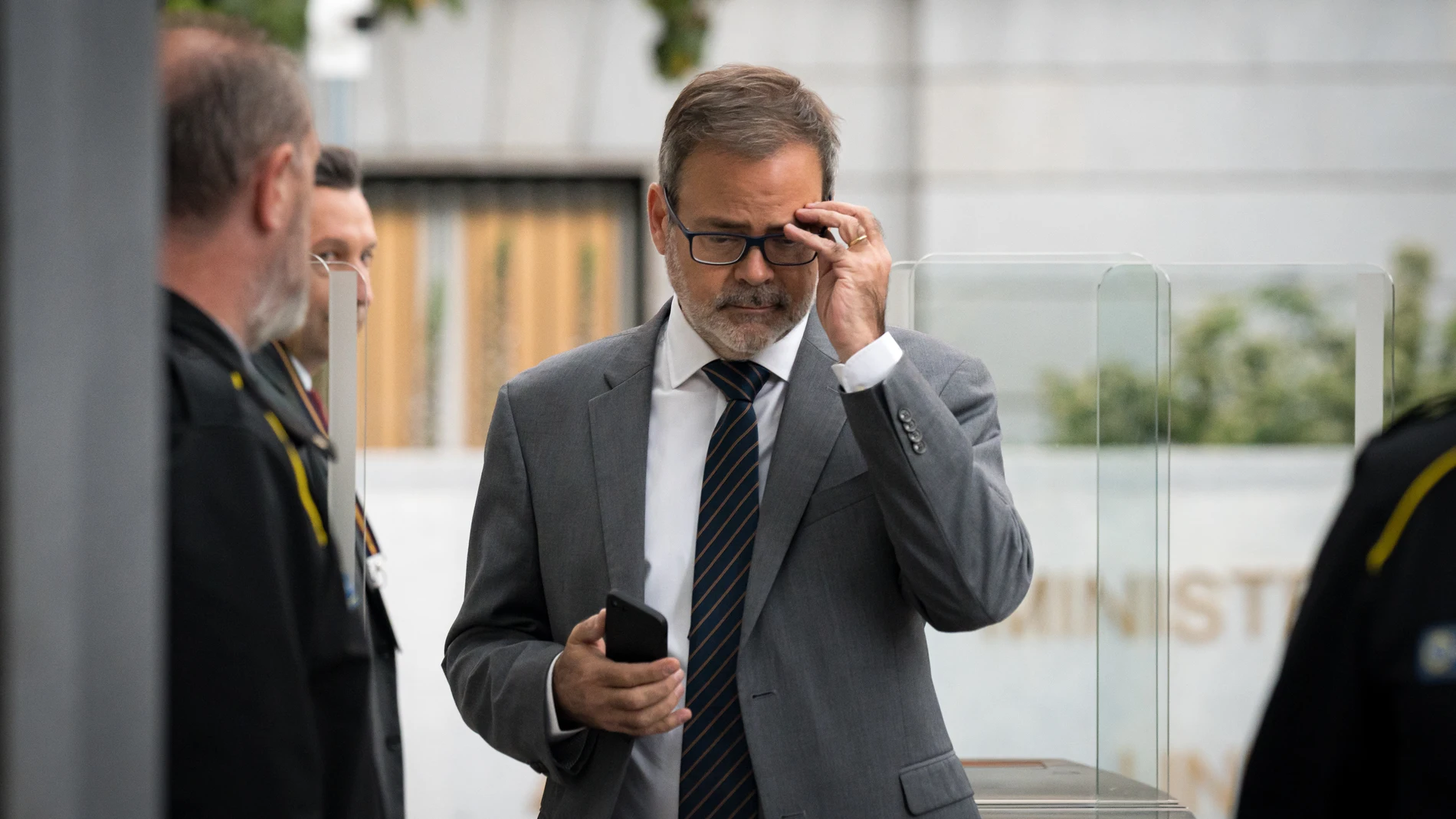 El embajador de Argentina en España, Roberto Bosch, a su salida de una reunión con el ministro de Asuntos Exteriores, Unión Europea y Cooperación, en la sede del Ministerio, a 20 de mayo de 2024, en Madrid (España). El ministro de Asuntos Exteriores, Unión Europea y Cooperación, José Manuel Albares, se ha reunido hoy con el embajador de Argentina en España, para exigir que el mandatario de su país, Javier Milei, exprese unas "disculpas públicas" tras acusar de "corrupta" a la mujer del presid...