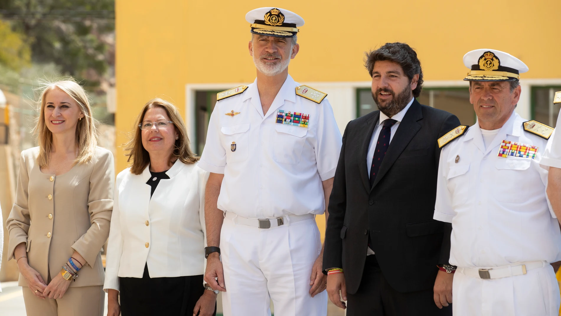 CARTAGENA, 20/05/2024.- Foto de familia del rey Felipe VI junto al presidente de la Comunidad de Murcia Fernando López Miras (2d); la delegada del gobierno en Murcia Mariola Guevara (i), la presidenta de la Asamblea Regional de Murcia Visitación Martínez (2i), entre otros, durante su visita al centro de buceo de la Armada (CBA), donde ha asistido a una demostración de capacidades y materiales del personal y buques de la Unidad, este lunes en la Estación Naval de Algameca en Cartagena. EFE/Mar...