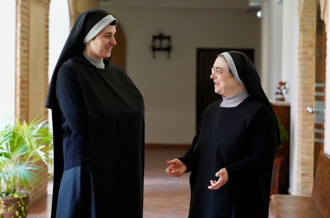 Sor María y sor Marta en diferentes estancias del monasterio