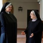 Sor María y sor Marta en diferentes estancias del monasterio