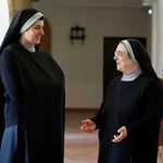 Sor María y sor Marta en diferentes estancias del monasterio