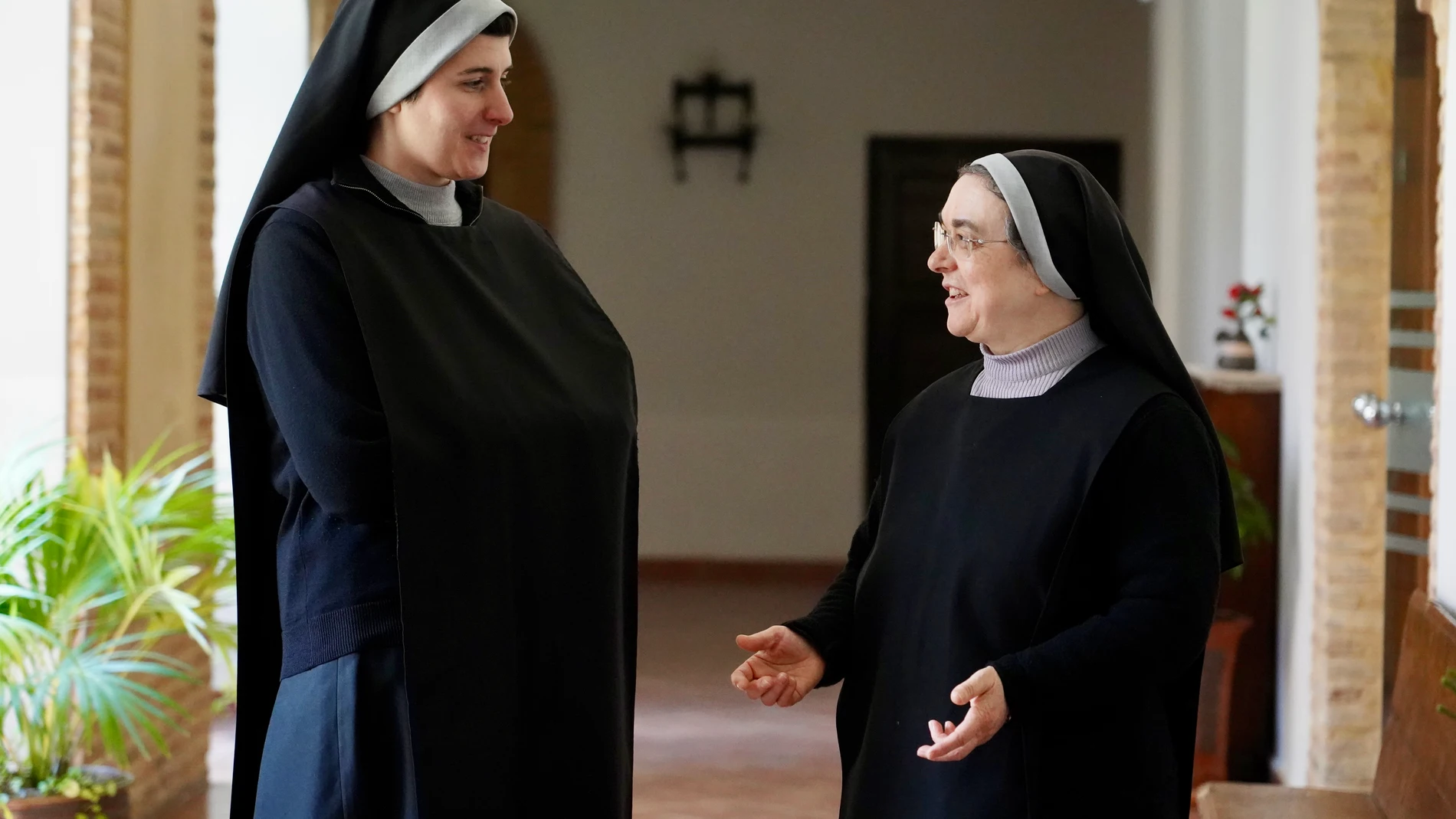 Sor María y sor Marta en diferentes estancias del monasterio
