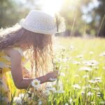 Niña en contacto con la naturaleza 