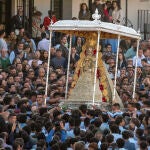 La Virgen del Rocío vuelve a su ermita a las 14,10 horas tras once horas por la aldea