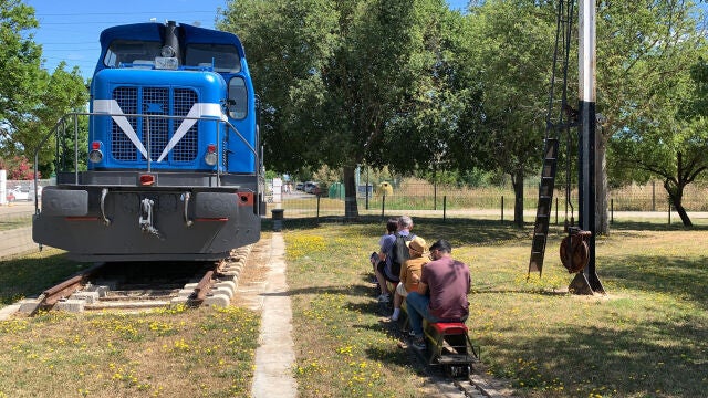 Un grupo de personas pasean montadas en un mini tren