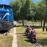 Un grupo de personas pasean montadas en un mini tren