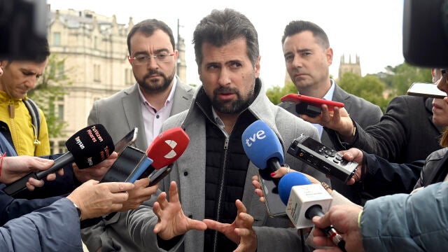 Tudanca atiende a la prensa junto a Adrián Barbón y Daniel de la Rosa, en Burgos
