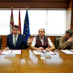 Suárez-Quiñones con representantes de los sindicatos durante la firma del convenio