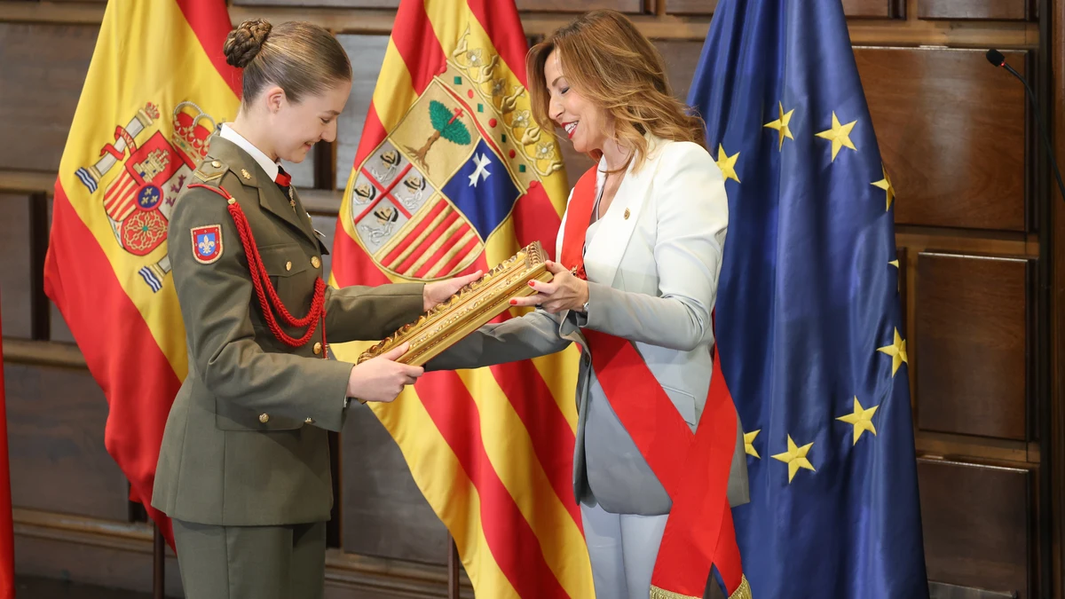 La alcaldesa de Zaragoza, Natalia Chueca, opta por un traje 'tie-dye' de lo más original para recibir a Leonor