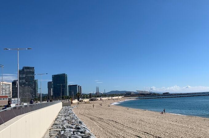 La playa de la Nova Mar Bella de Barcelona después de las obras de emergencia.