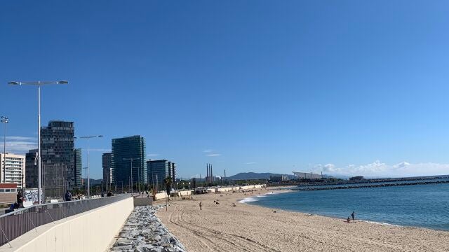 La playa de la Nova Mar Bella de Barcelona después de las obras de emergencia.