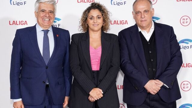 El presidente de la RFEF, Pedro Rocha; la presidenta de Liga F, Beatriz Álvarez, y el presidente de LaLiga, Javier Tebas