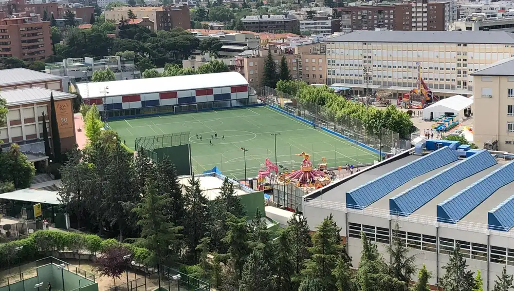 Interior del colegio donde se montaron las atracciones el año pasado
