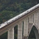  Vista del tren AVE a su paso por Santiago de Compostela, este martes. Renfe ha estrenado este martes los 10 trenes S106 (Avril) de Talgo, con el arranque del servicio de alta velocidad a Asturias y la ampliación del recorrido a las capitales gallegas, además de que los usará en otros corredores, lo que le permitirá ampliar en cerca de 50.000 las plazas semanales ofertadas.