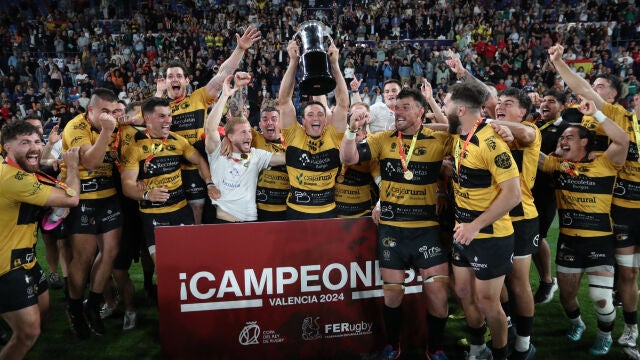 Los jugadores del Aparejadores Burgos levantan la Copa del Rey de este año