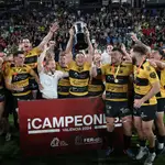 Los jugadores del Aparejadores Burgos levantan la Copa del Rey de este año