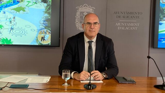 El portavoz del Gobierno Local, Manuel Villar, hoy en rueda de prensa en el Ayuntamiento de Alicante