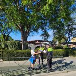 Agentes de la Policía Local de Algeciras sancionando al conductor de un patinete eléctrico