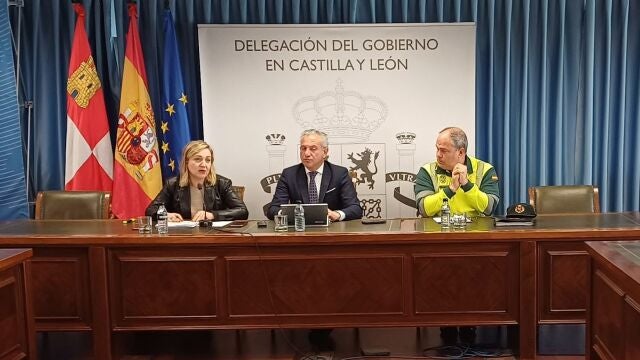 Nicanor Sen presenta e plan de choque junto a Inmaculada Matías y el coronel de la Guardia Civil Francisco González