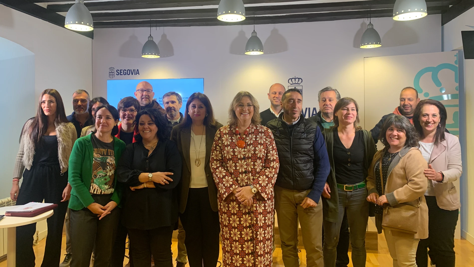 La concejal de Turismo, May Escobar y la decana de la Facultad de Ciencias Sociales de la Universidad de Valladolid en Segovia, Marta Laguna, junto al sector hostelero de Segovia, tras presentar el informe
