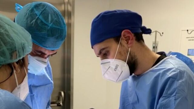 El Dr. Pedro Rodríguez durante una operación
