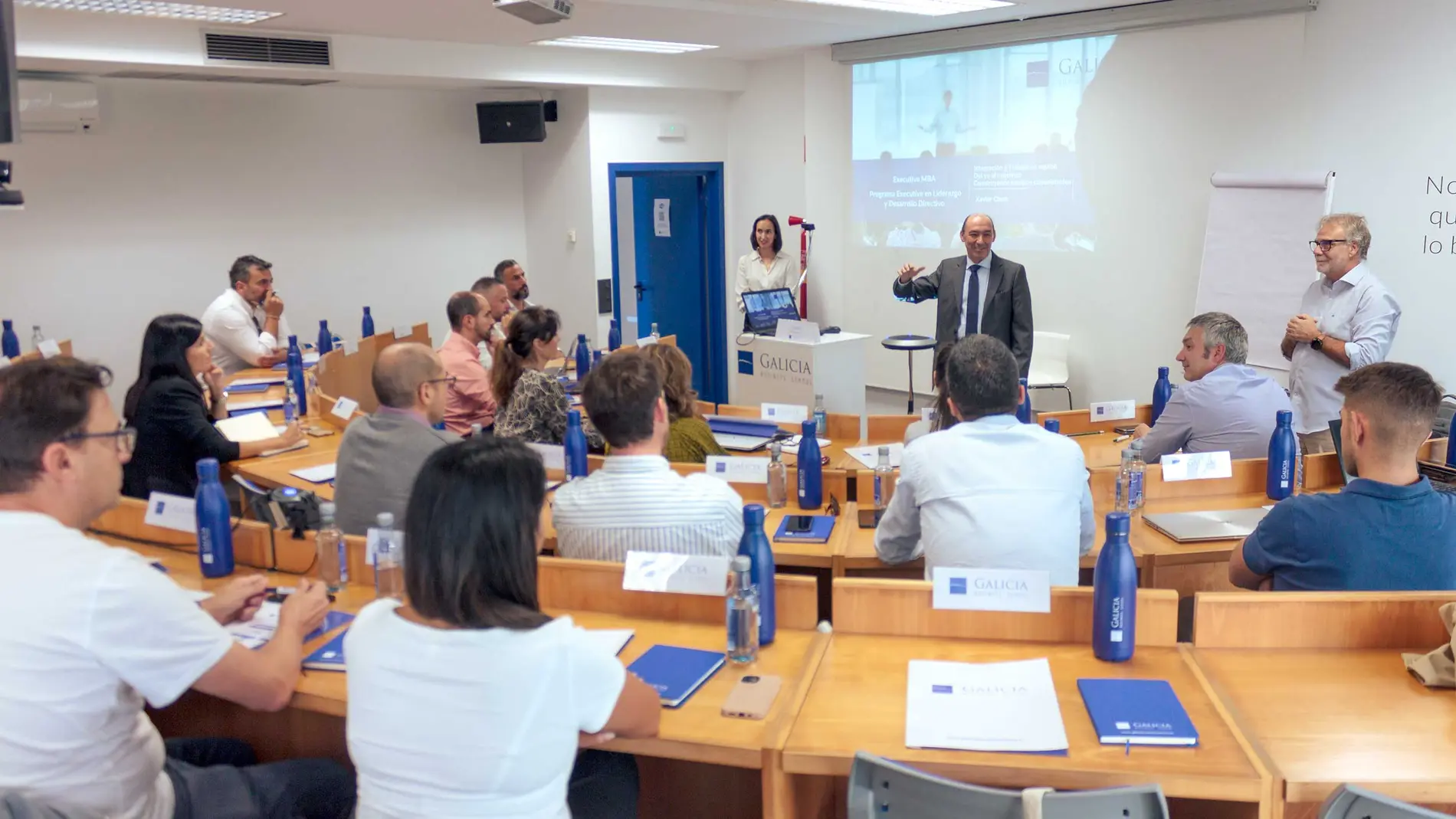 Galicia Business School cuenta con un sistema 100% híbrido de presencia digital que plena interacción con los profesores y compañeros que están en el aula