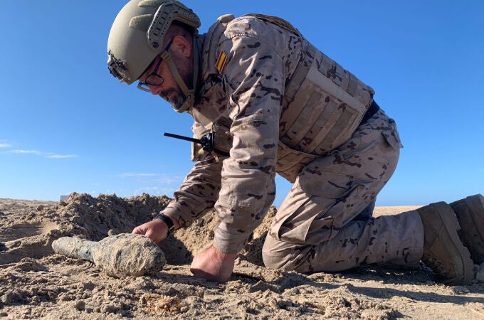 La Armada neutraliza un cohete contra-carro hallado en la playa de Camposoto