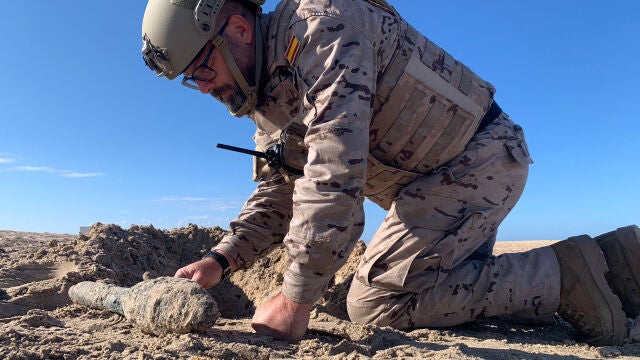 La Armada neutraliza un cohete contra-carro hallado en la playa de Camposoto