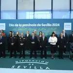El presidente de la Diputación de Sevilla posa con los galardonados
