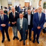 El presidente del sector autonómico de Administración Local de la Central Sindical Independiente y de Funcionarios, Agustín Marcos Arribas (C); el coordinador nacional del Sector de Administración Local, Lorenzo Almendro (2I); el presidente autonómico de CSIF Castilla y León, Benjamín Castro (I); el presidente provincial de CSIF, Hipólito Riesco (2D) y el concejal Vicente Canuria (D), participan en el VIII Congreso del Sector autonómico de Administración Local