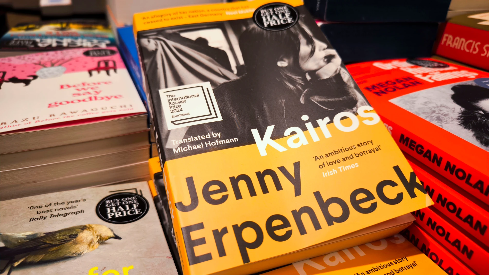 LONDRES (REINO UNIDO), 21/05/2024.- La novela 'Kairos', de la escritora alemana Jenny Erpenbeck, ha ganado el premio literario Booker Internacional 2024, según ha anunciado este martes la presidenta del panel de jueces, Eleanor Wachtel, en una ceremonia celebrada en la galería de arte moderno Tate Modern en Londres. EFE/Guillermo Garrido 