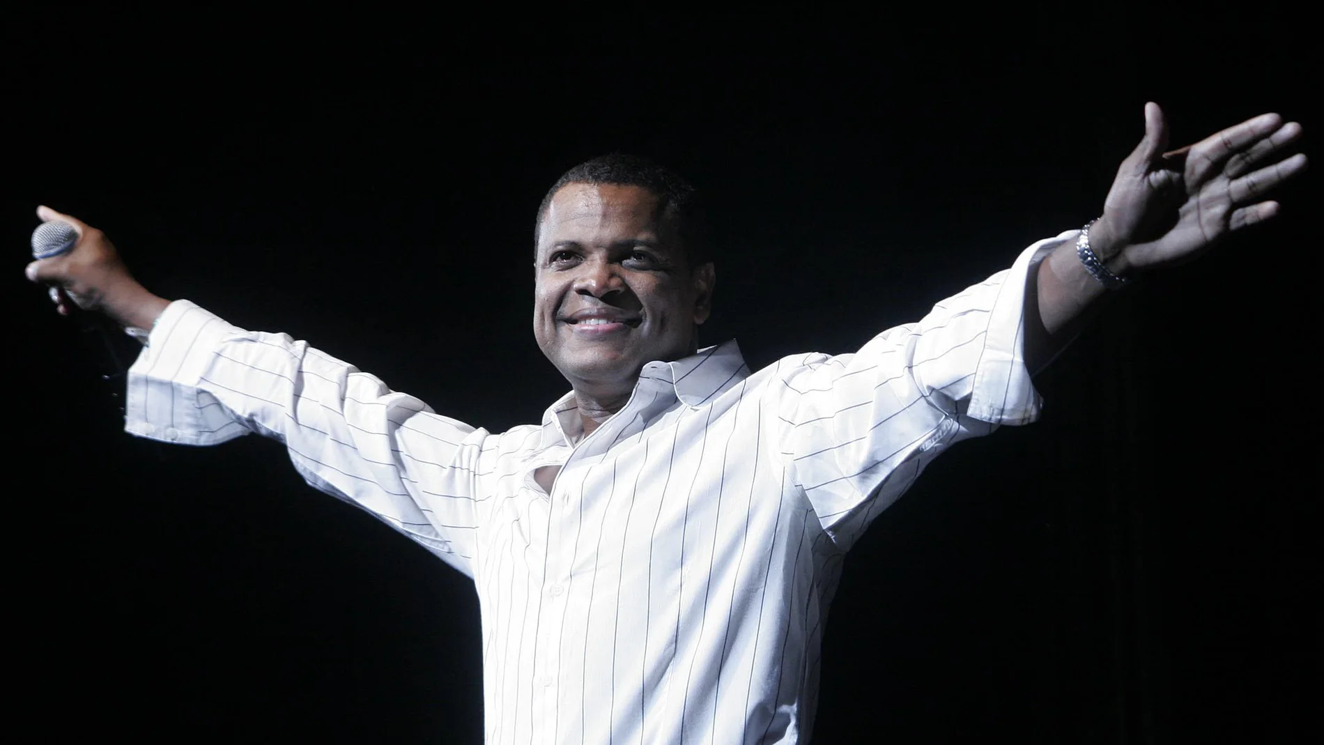 NUE08. BOGOTÁ (COLOMBIA), 21/05/2024.- Fotografía de archivo del cantautor colombiano Omar Geles durante su actuación en el concierto "100% Colombiano", el 15 de julio de 2006, en el Madison Square Garden de Nueva York (EE.UU.). El compositor, cantante y acordeonista colombiano Omar Geles, que integró con Miguel Morales la agrupación de música vallenata Los Diablitos, falleció este martes a los 57 años de edad, informaron medios locales. EFE/ Miguel Rajmil ARCHIVO