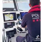Agente de los Mossos tripula una de sus embarcaciones