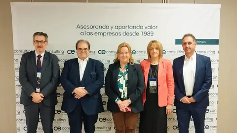 De izquierda a derecha: David Pérez (socio director de la división territorial Norte de CE Consulting); Fernando Núñez Rebolo (presidente de CE Consulting y presidente de Grupo Ibérica); Cristina Ayala, (Alcaldesa de Burgos); Susana Vicente (socia directora de la división territorial Norte de CE Consulting); y Luis Martín (CEO de CE Consulting).