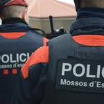 La Generalitat suspende a un agente de los Mossos por colaborar con Vox en su tiempo libre