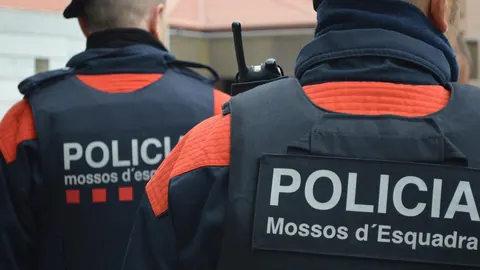 La Generalitat suspende a un agente de los Mossos por colaborar con Vox en su tiempo libre