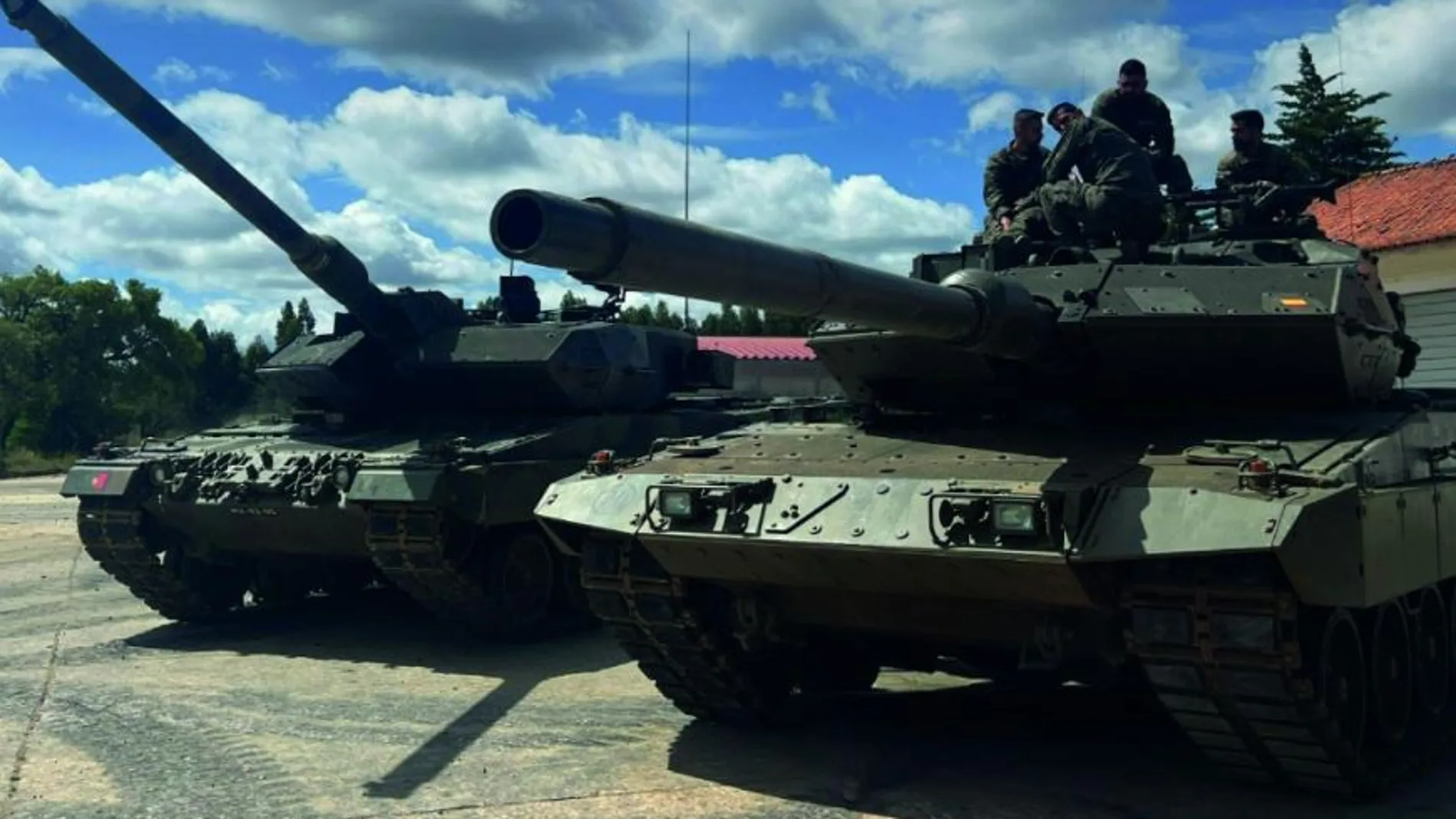 Un carro de combate Leopard 2A6 portugués (izquierda) junto a un Leopardo 2E español en unas recientes maniobras