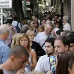 Argentinos realizan una fila en el Consulado de España en Buenos Aires para tramitar la ciudadanía de ese país.