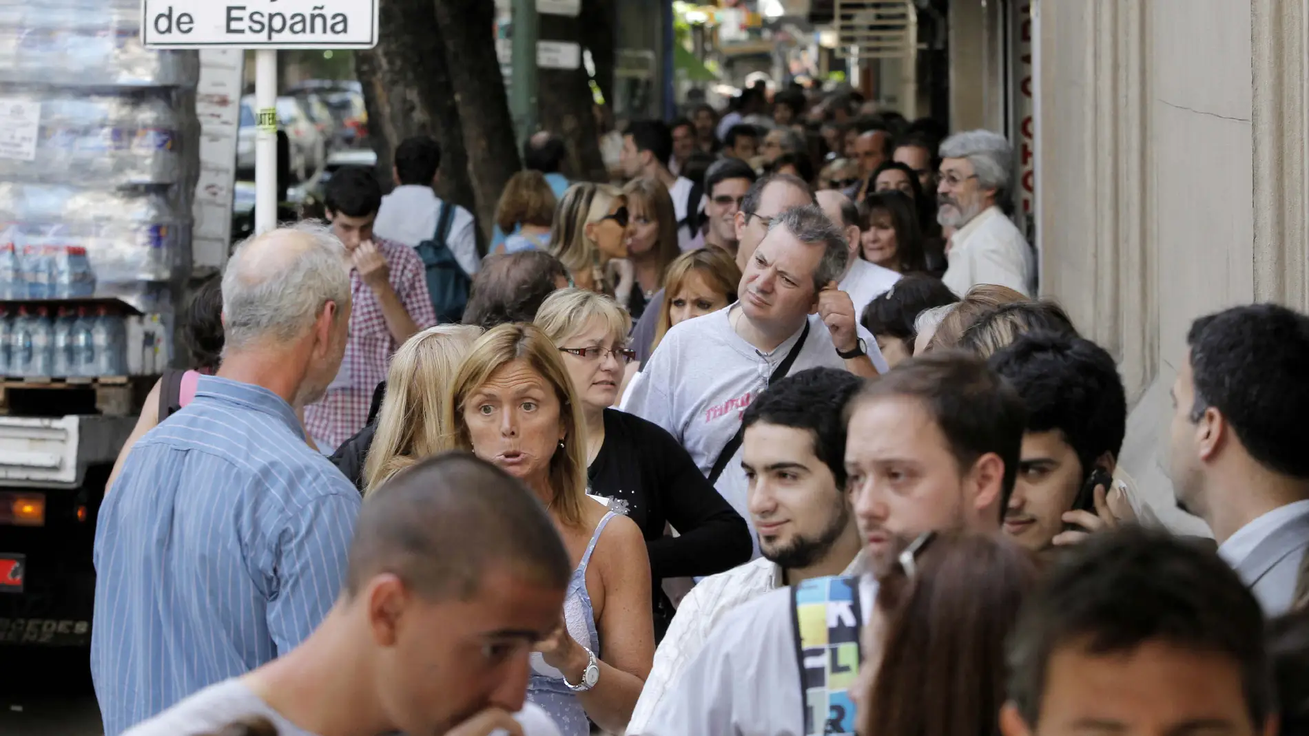 Argentinos realizan una fila en el Consulado de España en Buenos Aires para tramitar la ciudadanía de ese país.