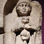 Lápida funeraria romana de una niña que sostiene a un cachorro en el Museo de Aquitania de Burdeos