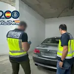 Agentes de la Policía Nacional inspeccionan el coche del atropello