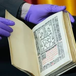 EE.UU. devuelve a España un libro del siglo XVI que fue hallado en una "caja sospechosa"