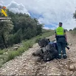 Un guardia Civil, junto a la moto accidentada