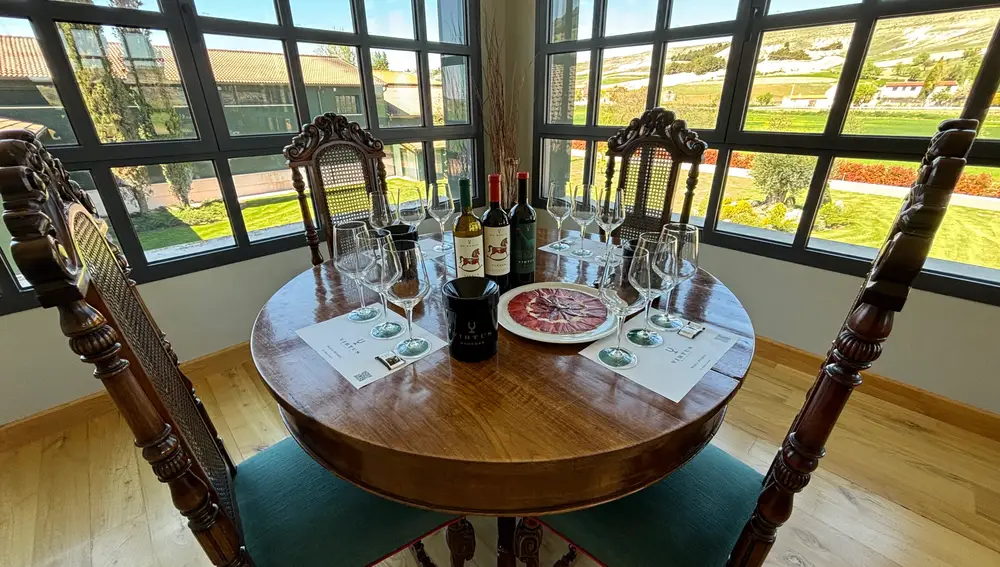 En la visita se catan tres de sus excelentes vinos en un acogedor espacio con vistas a los viñedos